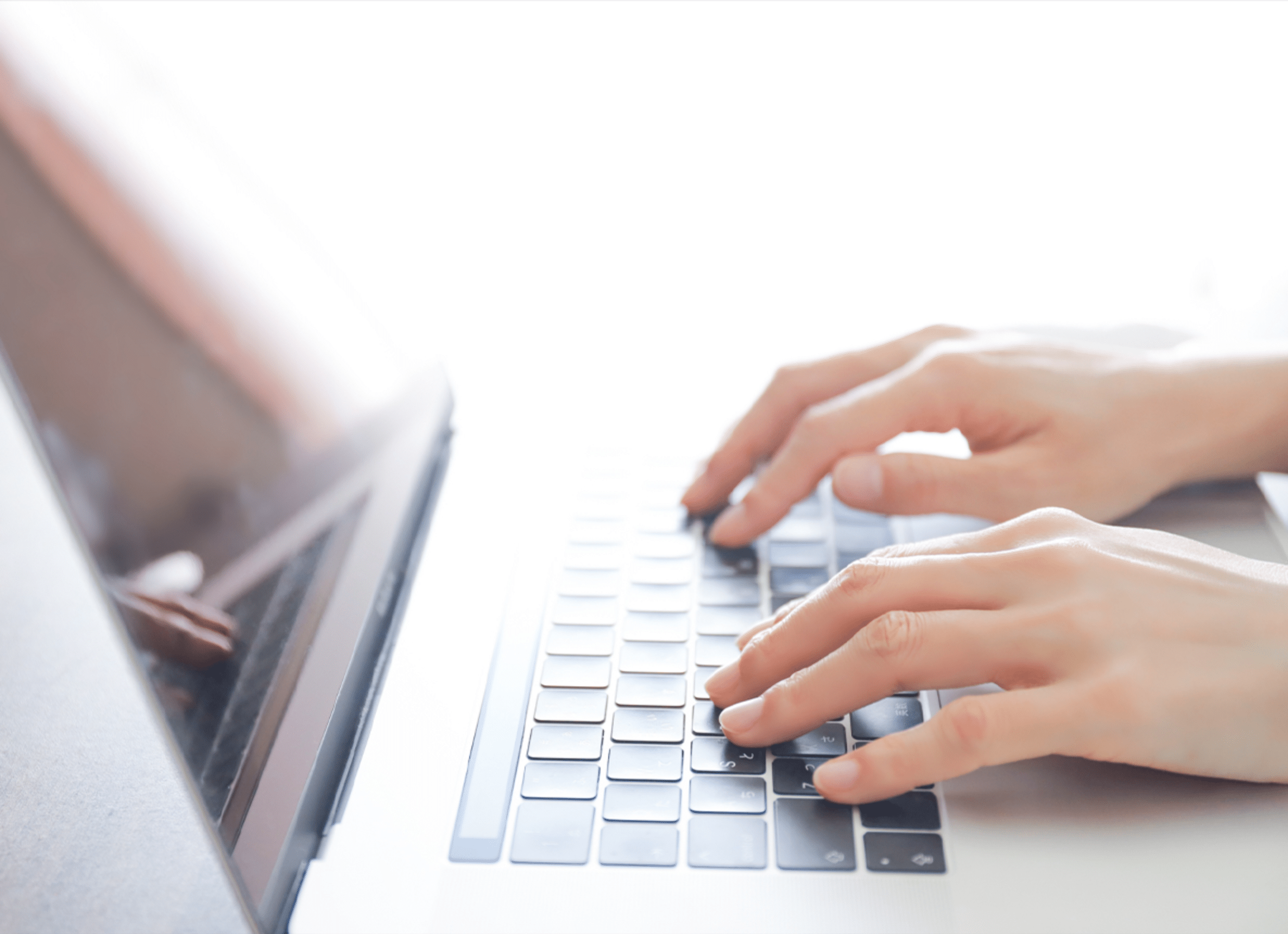 動画編集をしているパソコンのイメージ画像です。